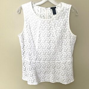 Ann Taylor Daisy Embroidered Sleveless Peplum White top size 8